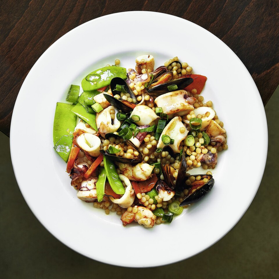 Israelischer Couscous mit Seafood-Mix Rezept | Küchengötter Israelischer Couscous mit Seafood-Mix Rezept | Küchengötter