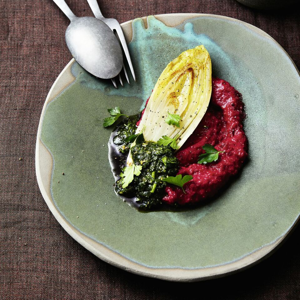 Gebratener Chicorée auf geröstetem Gemüsepüree Rezept | Küchengötter Gebratener Chicorée auf geröstetem Gemüsepüree Rezept | Küchengötter