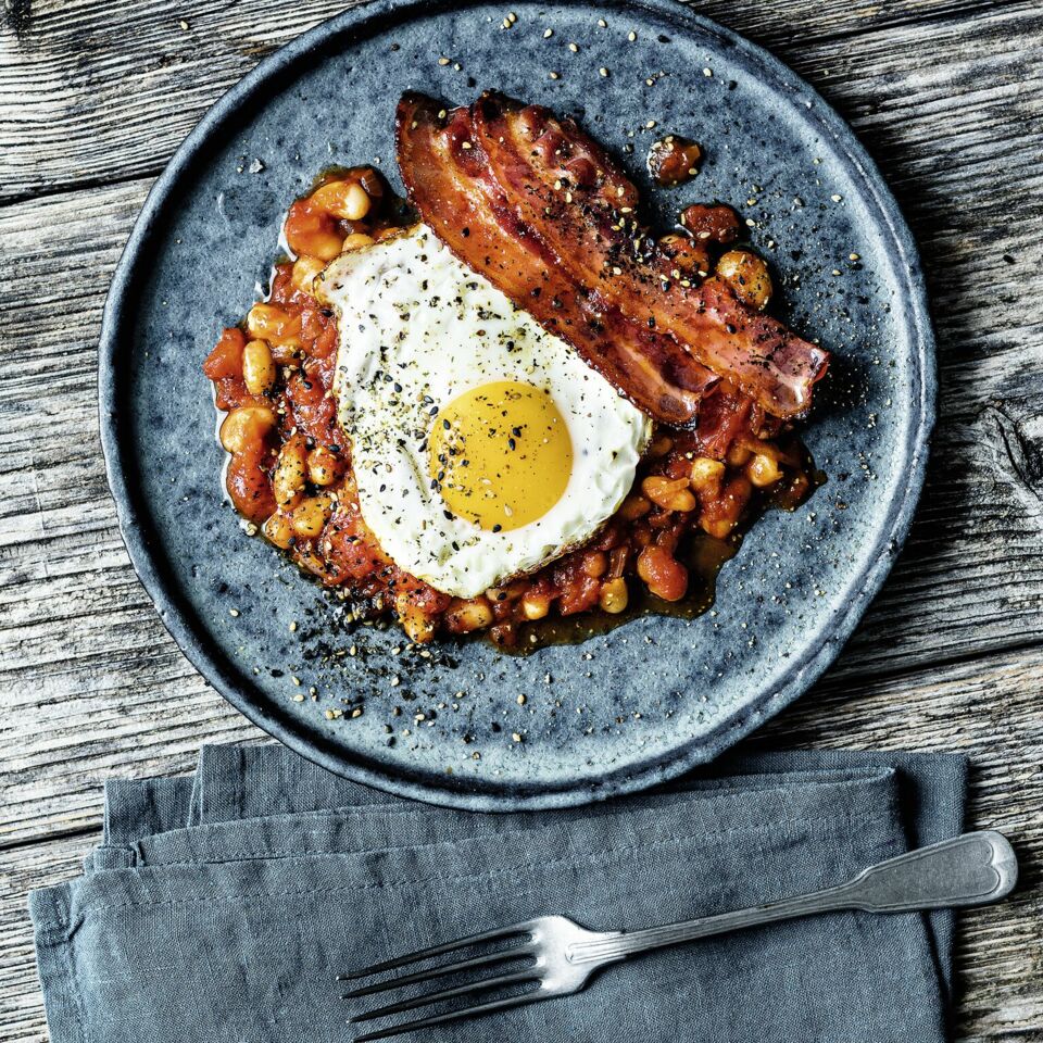 Baked Beans mit Speck und Spiegelei Rezept | Küchengötter Baked Beans mit Speck und Spiegelei Rezept | Küchengötter