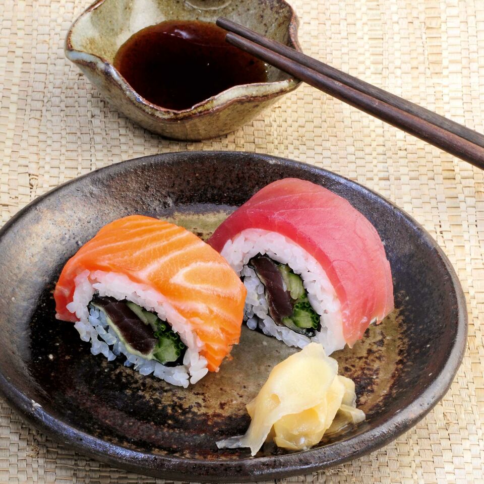 Regenbogen-Sushi mit Lachs und Thunfisch Rezept | Küchengötter