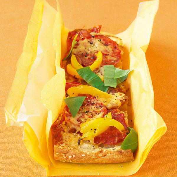 Fladenbrot-Pizza mit Salami