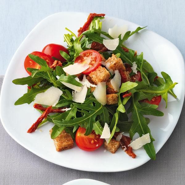Rucola-Tomaten-Salat mit Croûtons Rezept | Küchengötter Rucola-Tomaten-Salat mit Croûtons Rezept | Küchengötter