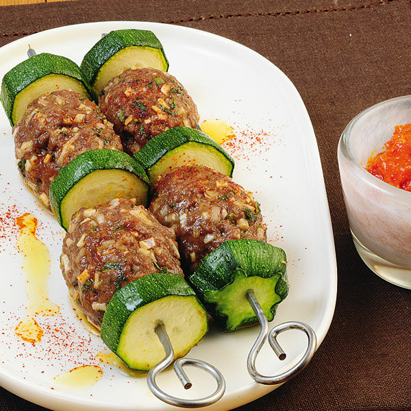 Schnelle Hackfleisch-Zucchini-Spieße mit Paprika-Dip Rezept | Küchengötter Schnelle Hackfleisch-Zucchini-Spieße mit Paprika-Dip Rezept | Küchengötter