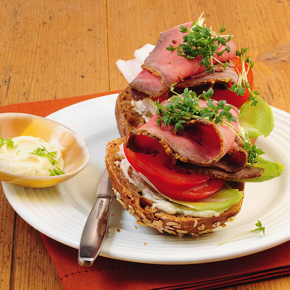 Schnelles Roastbeef-Brötchen mit Limetten-Mayo Rezept | Küchengötter
