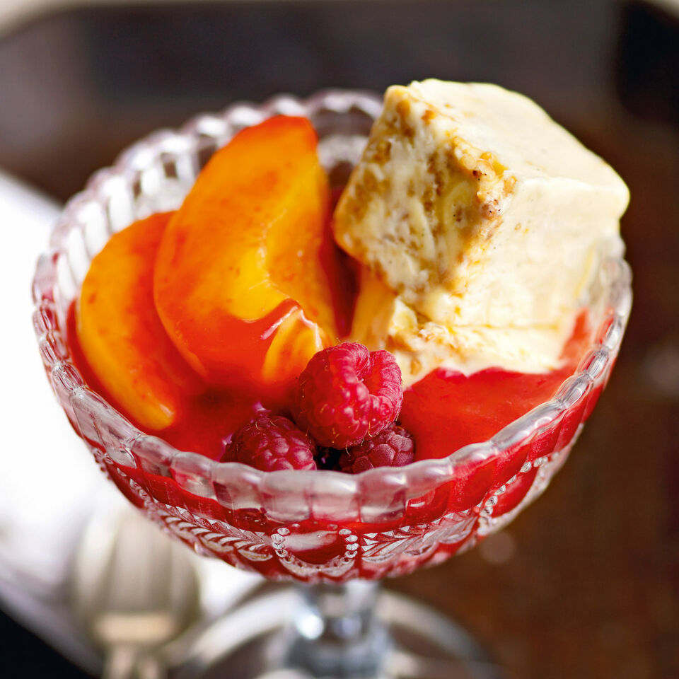 Pfirsich Melba mit Himbeersauce und Krokantparfait Rezept | Küchengötter Pfirsich Melba mit Himbeersauce und Krokantparfait Rezept | Küchengötter