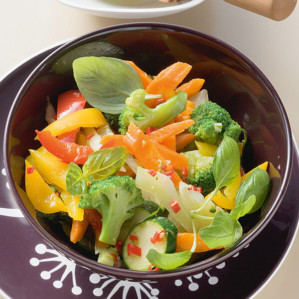 Gemüsesalat mit Chili-Dressing Rezept | Küchengötter
