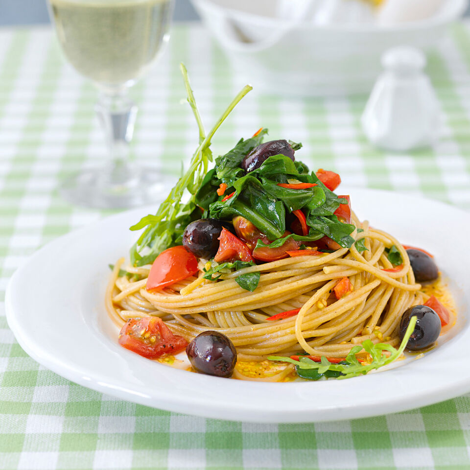 Spaghetti mit Rucola und schwarzen Oliven Rezept | Küchengötter Spaghetti mit Rucola und schwarzen Oliven Rezept | Küchengötter