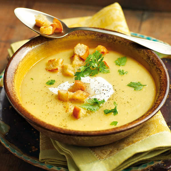 Passierte Steckrübensuppe mit Croûtons und Kerbel Rezept | Küchengötter Passierte Steckrübensuppe mit Croûtons und Kerbel Rezept | Küchengötter