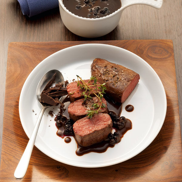Schokoladensauce mit Heidelbeeren zu gebratenem Rehrücken Rezept ... Schokoladensauce mit Heidelbeeren zu gebratenem Rehrücken Rezept ...