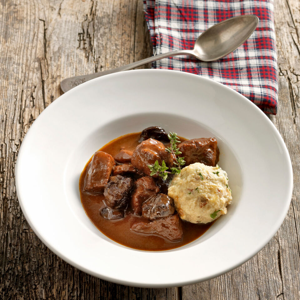 Wildschweinpfeffer mit Backpflaumen Rezept | Küchengötter Wildschweinpfeffer mit Backpflaumen Rezept | Küchengötter