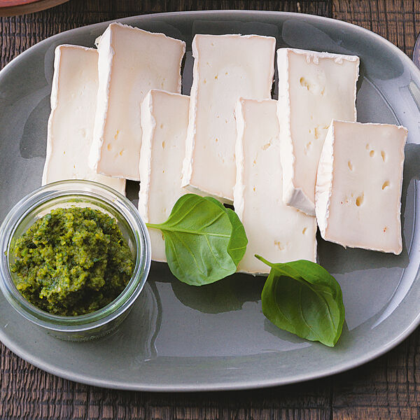 Ziegenkäse mit Walnusspesto Rezept | Küchengötter Ziegenkäse mit Walnusspesto Rezept | Küchengötter