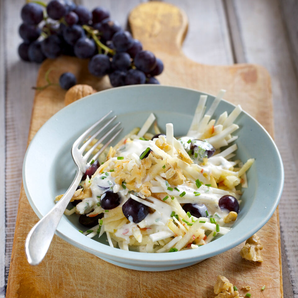 Selleriesalat mit Trauben und Nüssen Rezept | Küchengötter
