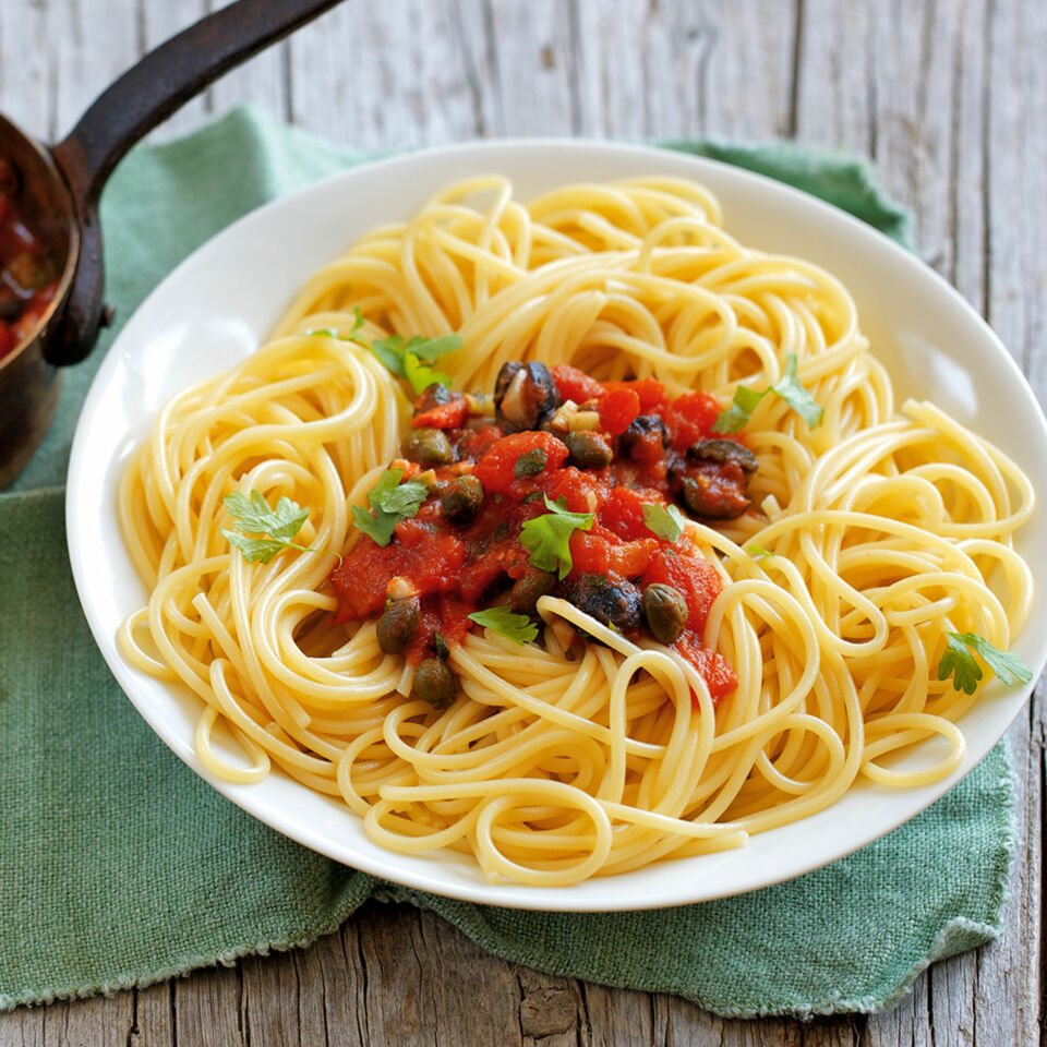 Spaghetti mit Tomaten-Kapern-Sauce Rezept | Küchengötter