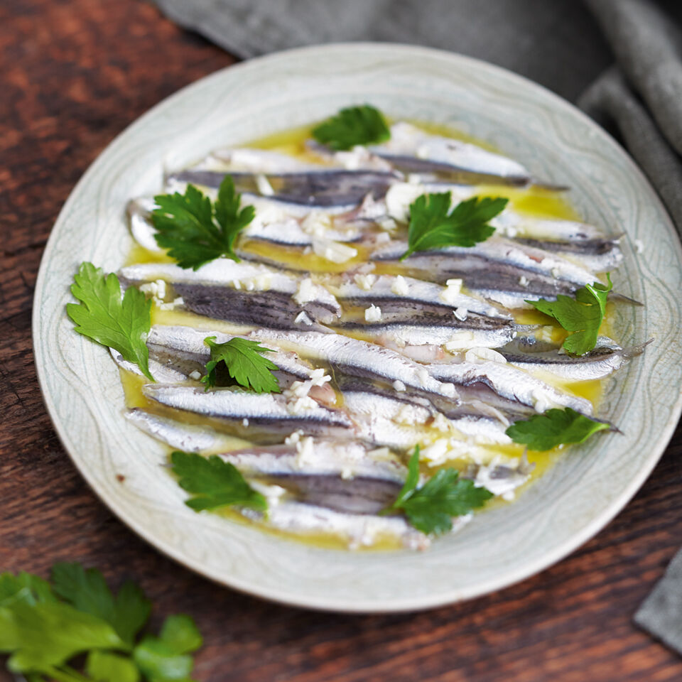 Eingelegte Sardellen mit Knoblauch Rezept | Küchengötter Eingelegte Sardellen mit Knoblauch Rezept | Küchengötter