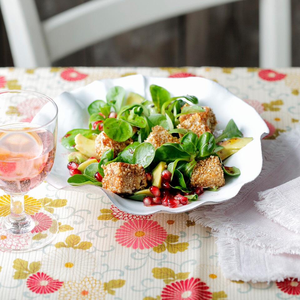 Feldsalat mit Granatapfel und Sesam-Fetawürfeln Rezept | Küchengötter Feldsalat mit Granatapfel und Sesam-Fetawürfeln Rezept | Küchengötter
