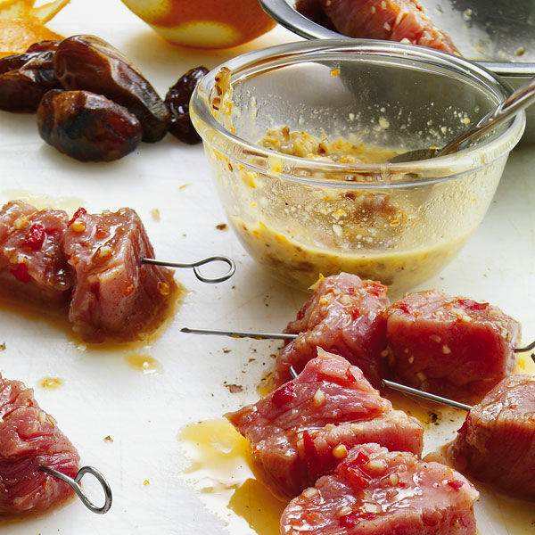 Fleischspiesschen mit Orangen-Dattel-Dip Rezept | Küchengötter Fleischspiesschen mit Orangen-Dattel-Dip Rezept | Küchengötter