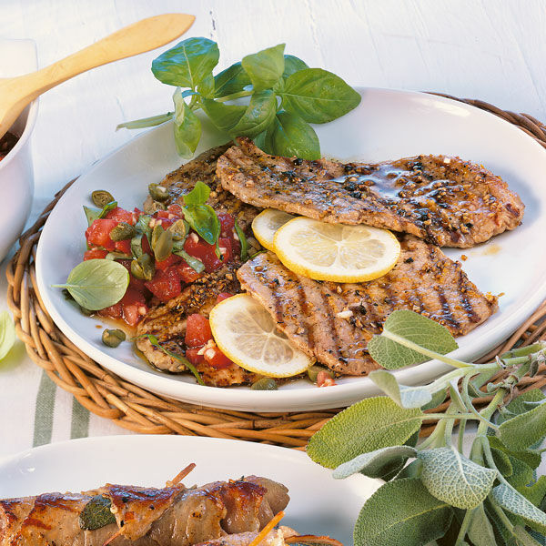 Kalbsschnitzel vom Grill mit roher Tomatensauce Rezept | Küchengötter Kalbsschnitzel vom Grill mit roher Tomatensauce Rezept | Küchengötter