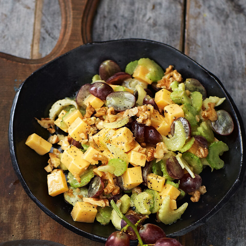 Käsesalat mit Gouda, Trauben und Walnüssen
