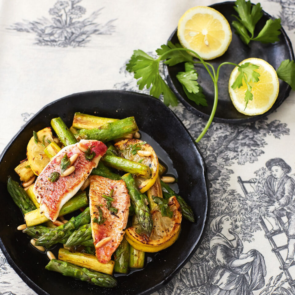 Spargel-Zitronen-Salat mit Fisch und Brühe-Petersilien-Dressing