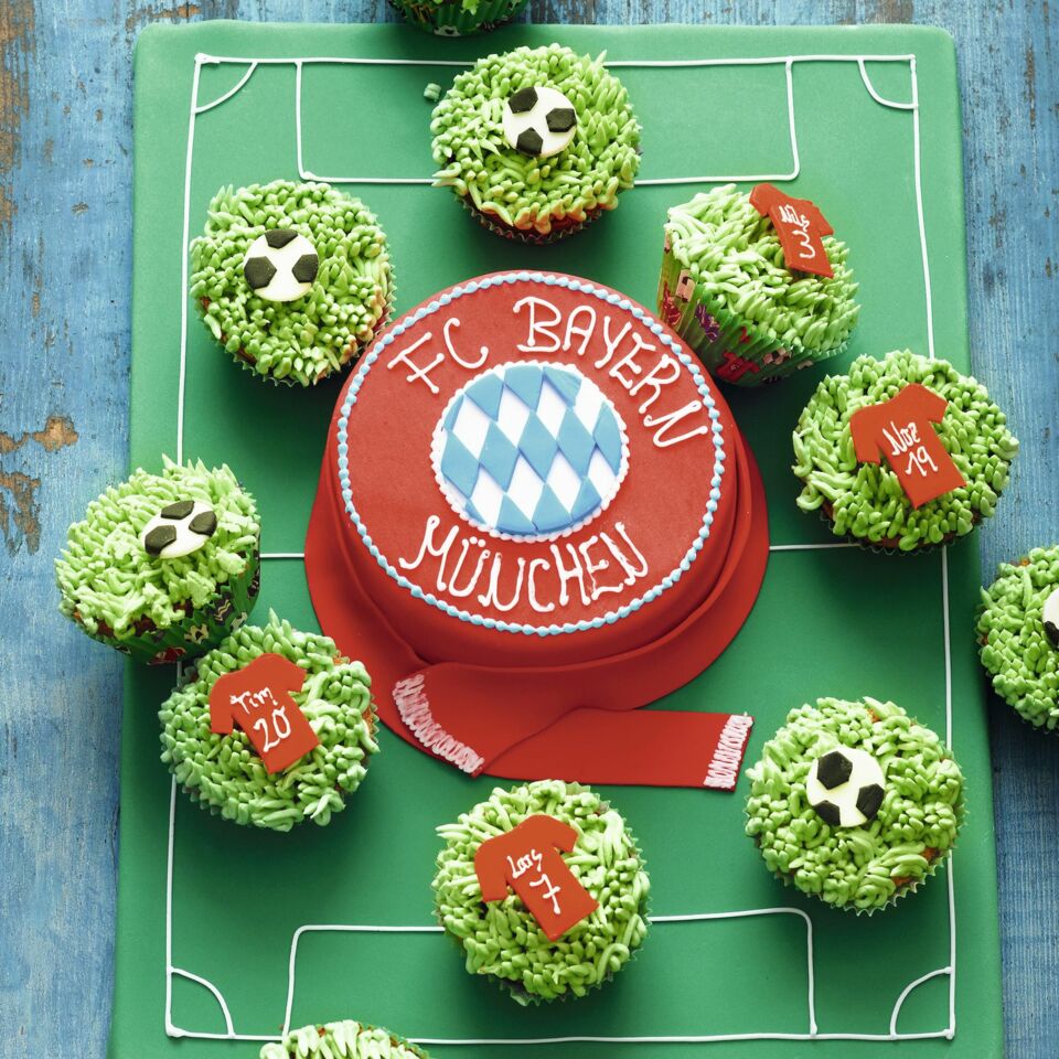 Fc Bayern Torte Motivtorte Mit Passenden Cupcakes Kuchengotter