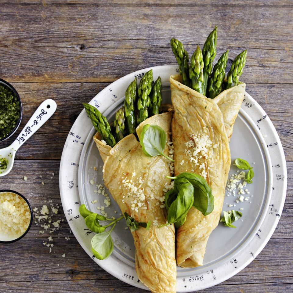 Pfannkuchen mit grünem Spargel und Basilikum | Küchengötter Pfannkuchen mit grünem Spargel und Basilikum | Küchengötter