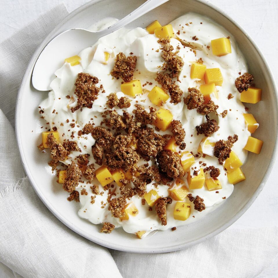 Quarkspeise mit Mango und Weizenkleie-Crumbles Rezept | Küchengötter Quarkspeise mit Mango und Weizenkleie-Crumbles Rezept | Küchengötter