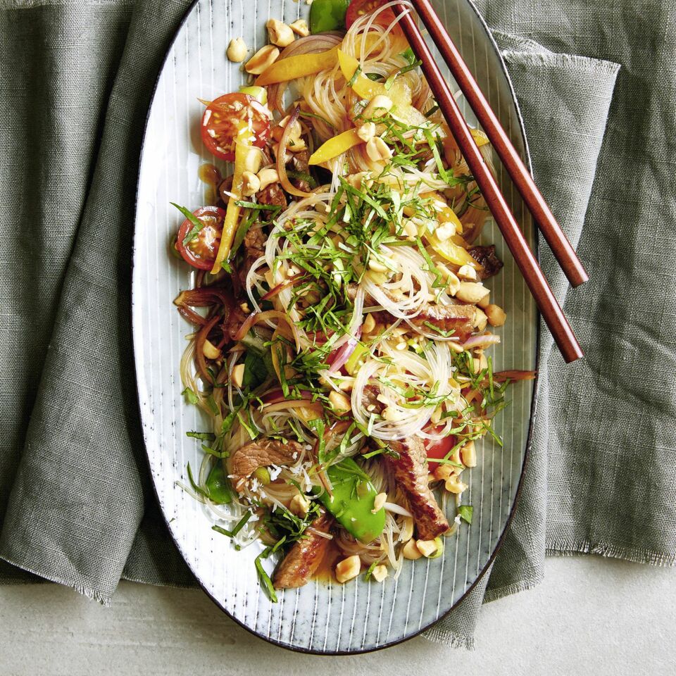 Glasnudelsalat mit Erdnüssen und Steakstreifen Rezept | Küchengötter Glasnudelsalat mit Erdnüssen und Steakstreifen Rezept | Küchengötter