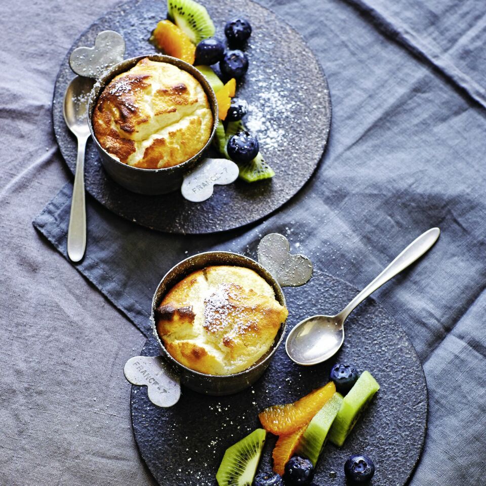 Tonka-Quark-Soufflé mit Früchte-Deko | Low Carb Rezept | Küchengötter Tonka-Quark-Soufflé mit Früchte-Deko | Low Carb Rezept | Küchengötter