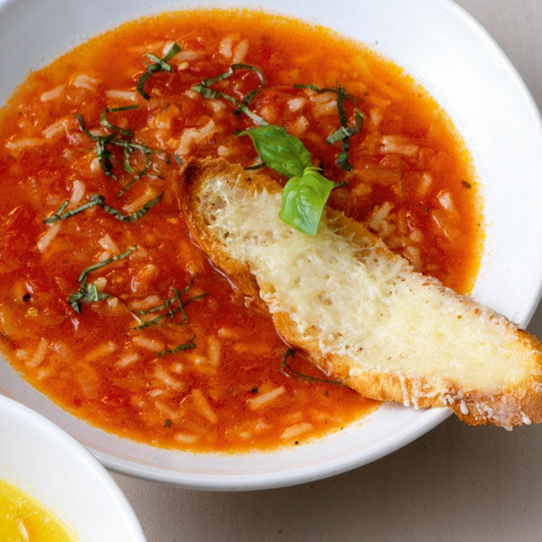 Tomatensuppe mit Basilikum auf Parmesanbrot Rezept | Küchengötter