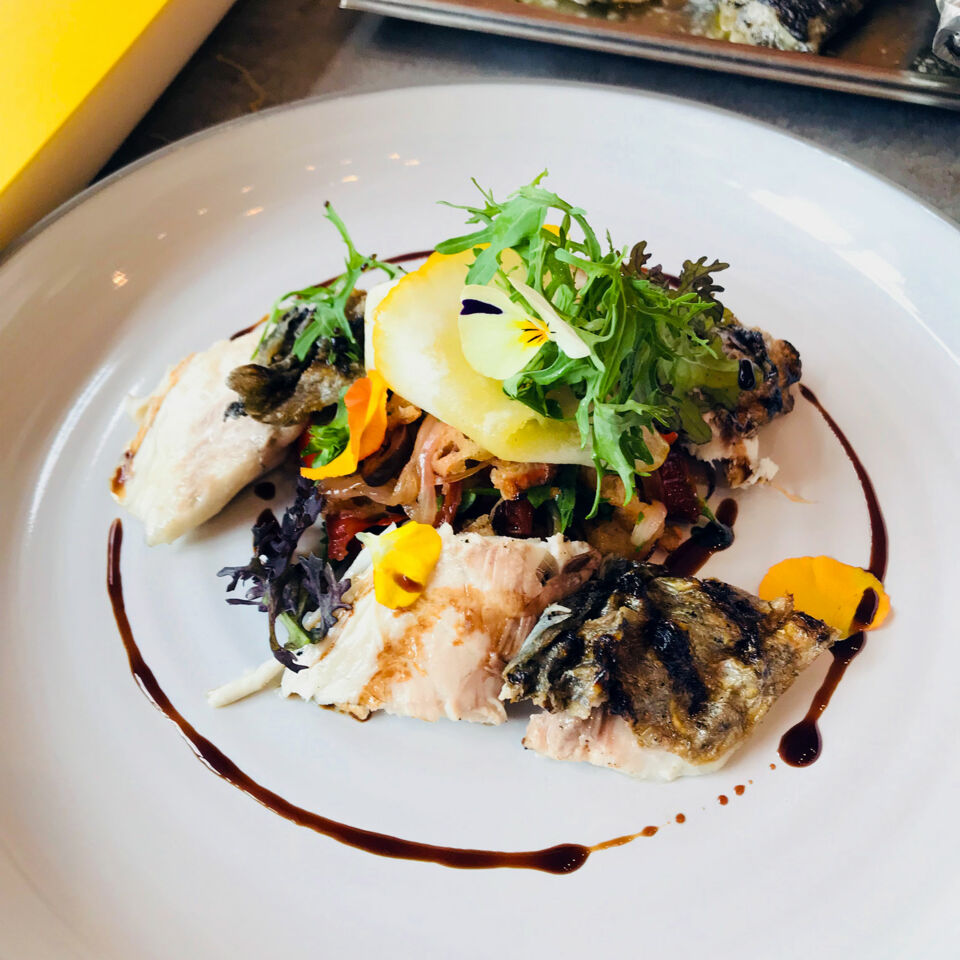 Gegrillte Dorade auf mediterranem Brotsalat Rezept | Küchengötter Gegrillte Dorade auf mediterranem Brotsalat Rezept | Küchengötter