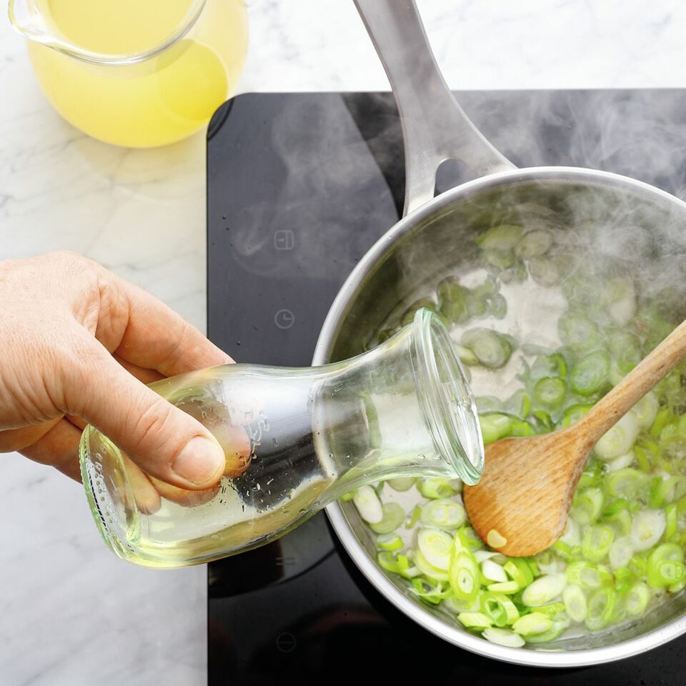 Käsesuppe mit Kräutercroutons Rezept | Küchengötter Käsesuppe mit Kräutercroutons Rezept | Küchengötter