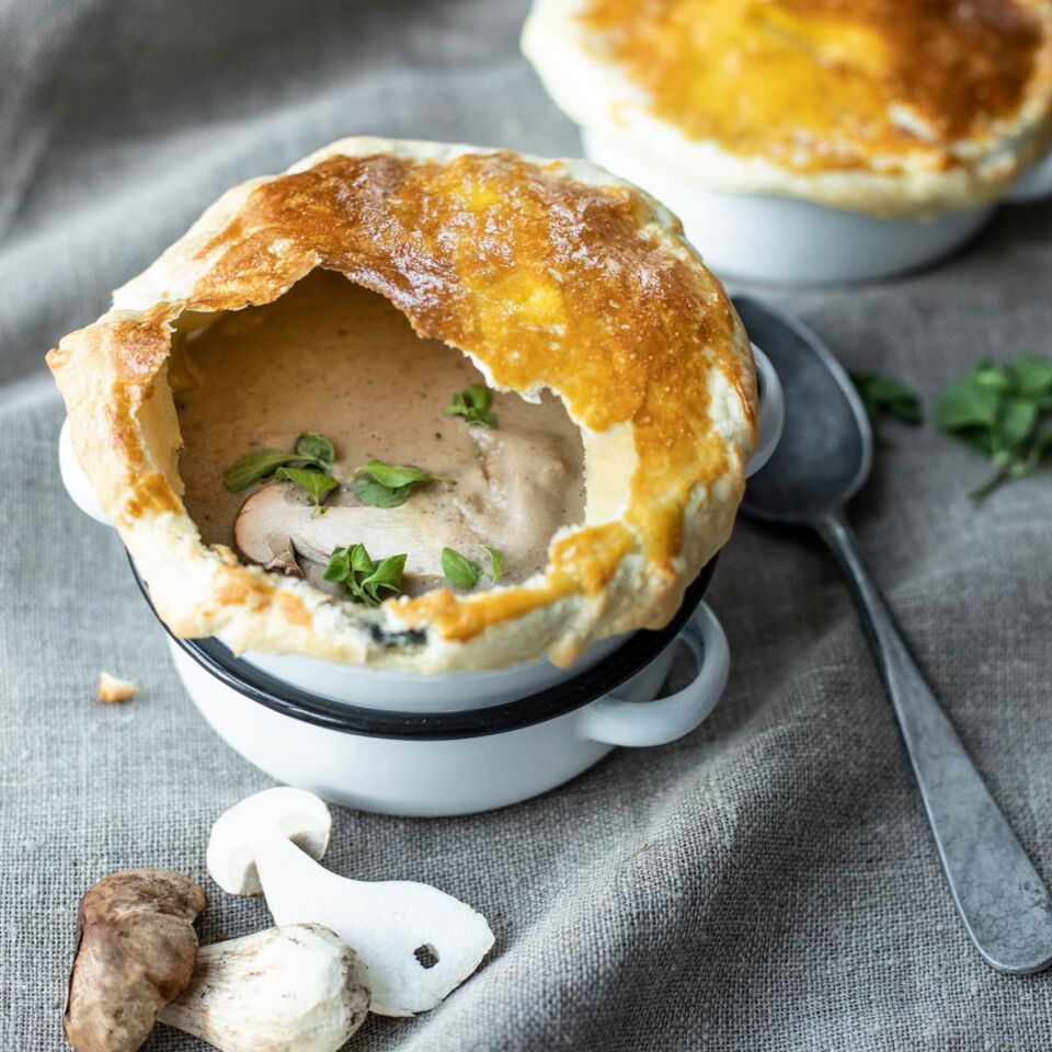 Steinpilzsuppe mit Blätterteig-Deckel Rezept | Küchengötter