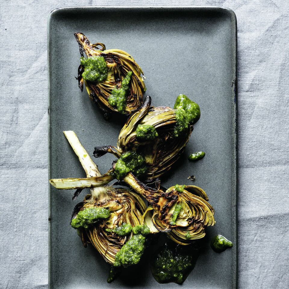 Gegrillte Artischocken mit Petersilien-Minze-Pesto Rezept | Küchengötter Gegrillte Artischocken mit Petersilien-Minze-Pesto Rezept | Küchengötter
