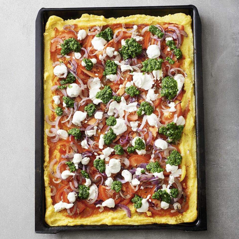 Polenta-Pizza mit Tomaten, Zwiebeln und Pesto Rezept | Küchengötter