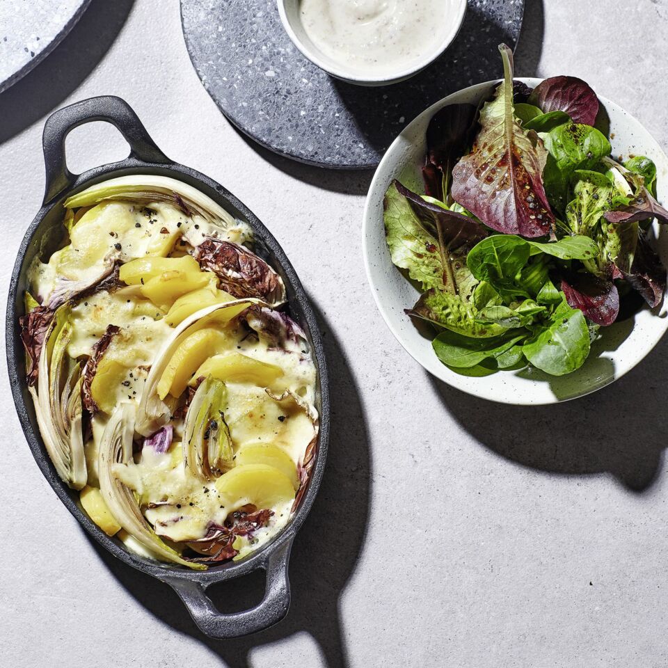 Raclette-Gratin mit Feldsalat