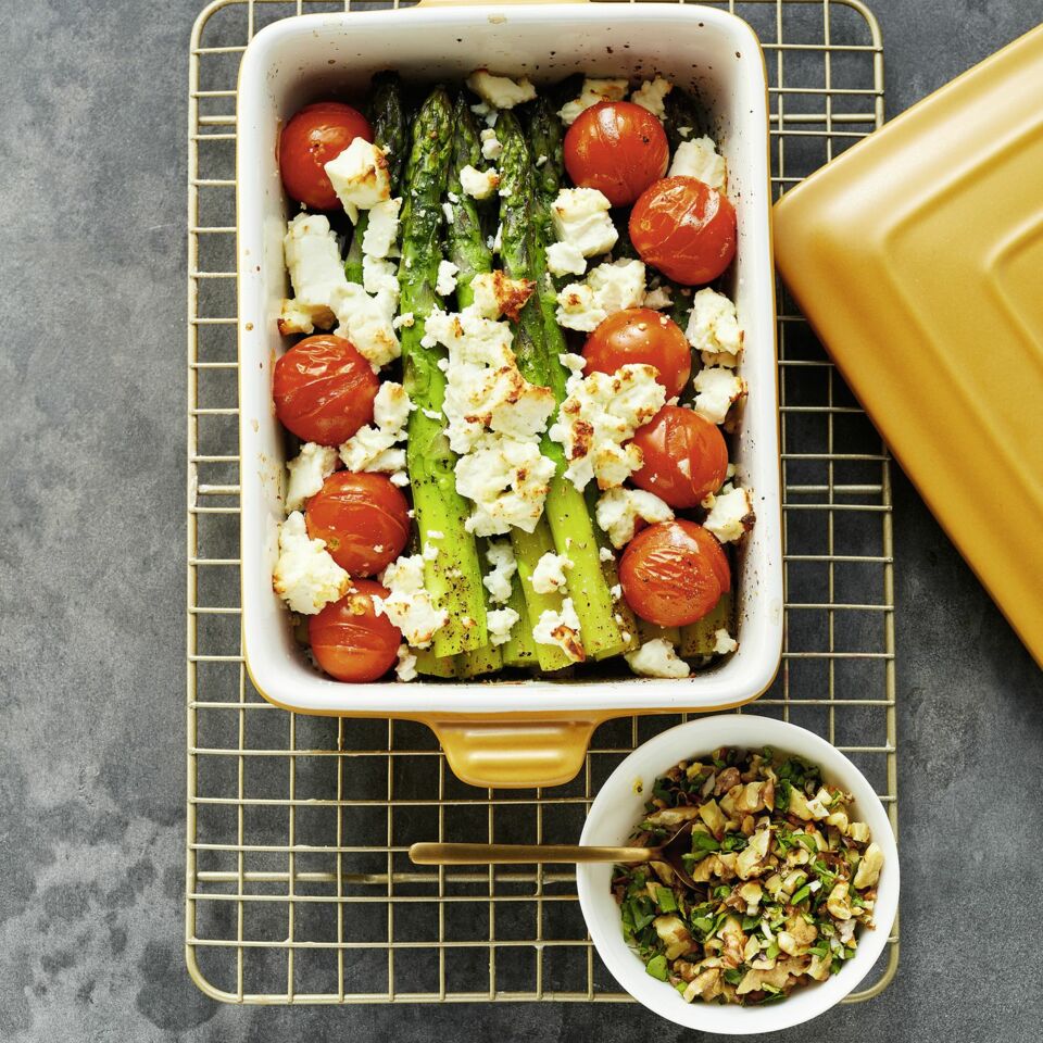 Überbackener Spargel mit Walnuss-Gremolata Rezept | Küchengötter