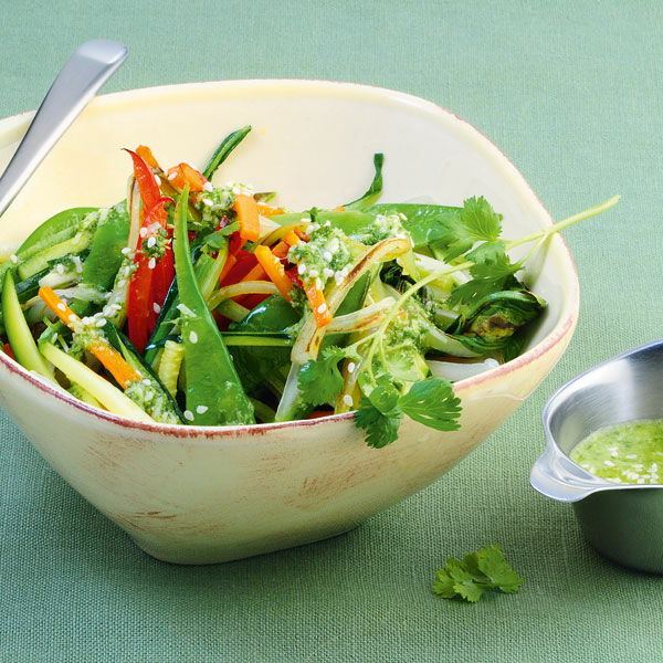 Asia-Gemüse-Salat mit Thai-Pesto Rezept | Küchengötter Asia-Gemüse-Salat mit Thai-Pesto Rezept | Küchengötter