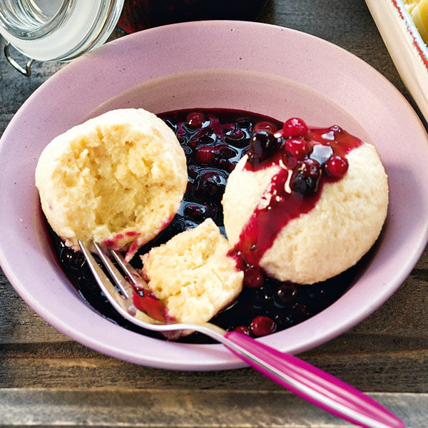 Topfenknödel mit Holunder-Cranberry-Kompott Rezept | Küchengötter