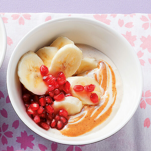 Bananensalat mit Granatapfelkernen Rezept | Küchengötter Bananensalat mit Granatapfelkernen Rezept | Küchengötter