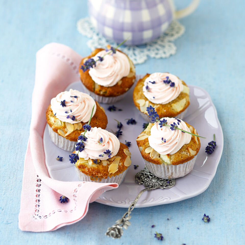 Apfel-Cupcakes mit Lavendelsahne