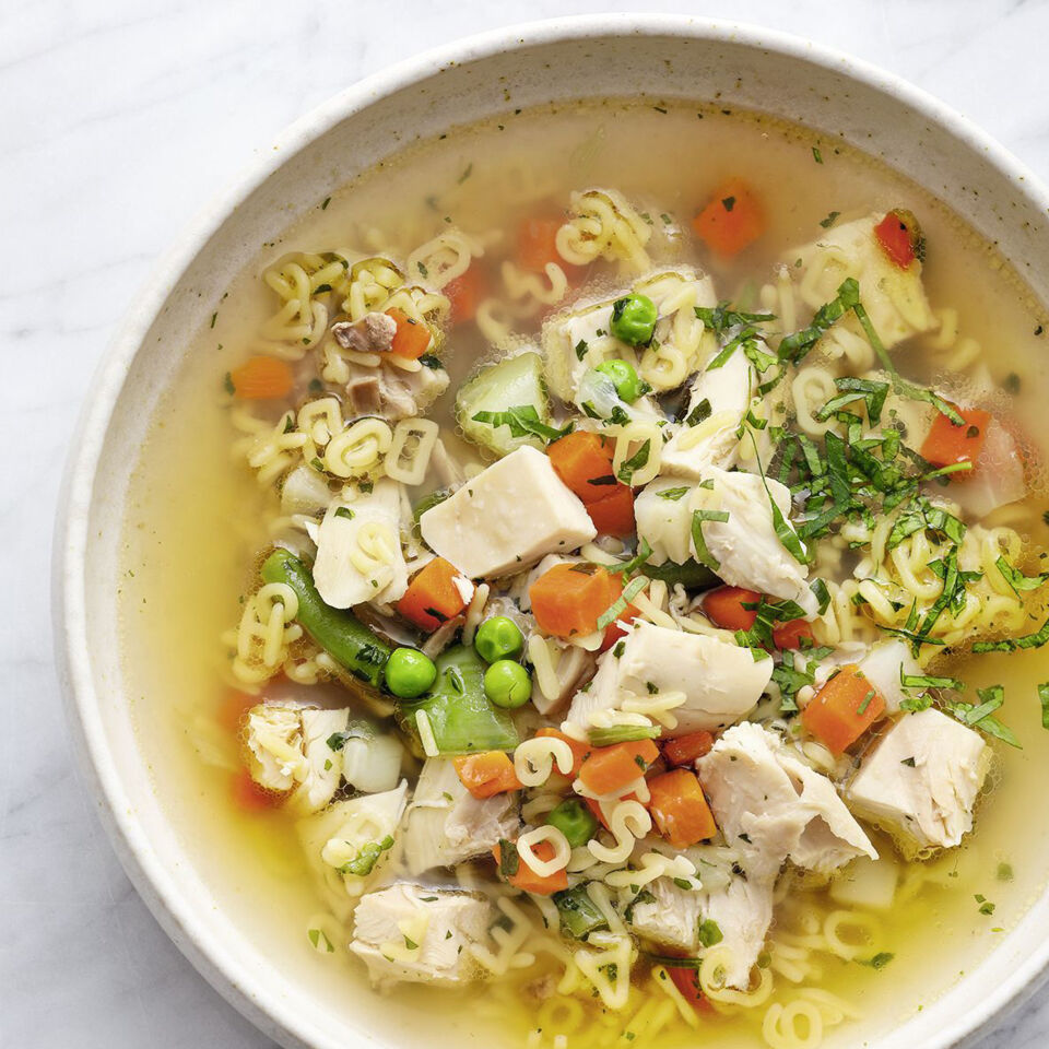 Omas Hühnersuppe mit Nudeln Rezept | Küchengötter