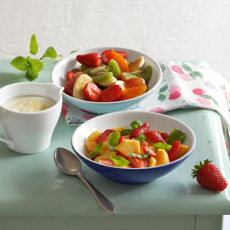 Obstsalat mit Honig-Joghurt Rezept | Küchengötter Obstsalat mit Honig-Joghurt Rezept | Küchengötter