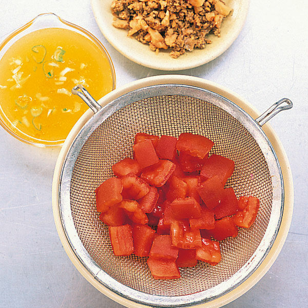 Tomaten-Feta-Salat mit Minze und Walnüssen