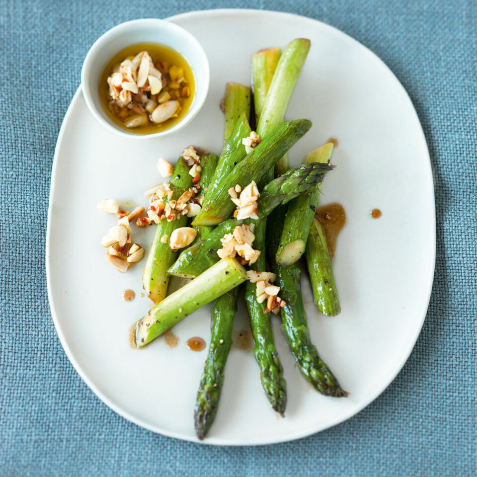 Gebratener Spargel mit Nuss-Salsa Rezept | Küchengötter Gebratener Spargel mit Nuss-Salsa Rezept | Küchengötter