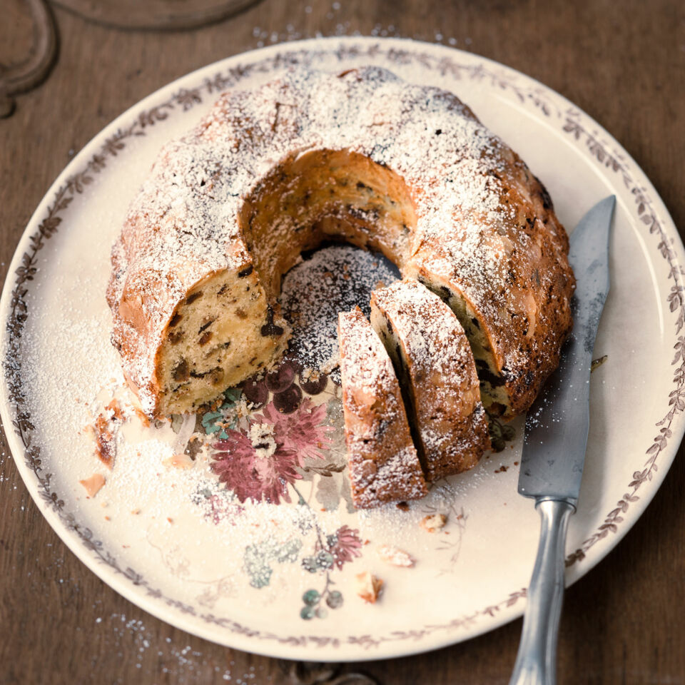 Gugelhupf mit Marzipan Rezept | Küchengötter