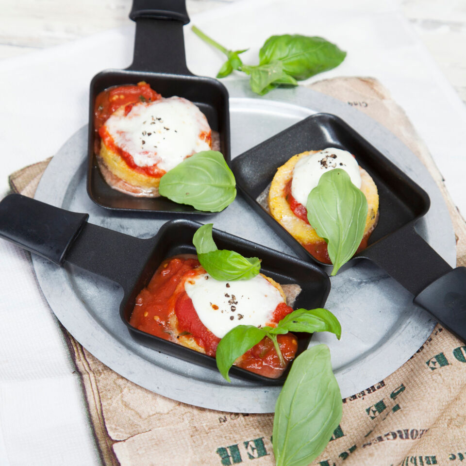 Polenta mit Tomaten-Mozzarella-Haube Rezept | Raclette | Küchengötter Polenta mit Tomaten-Mozzarella-Haube Rezept | Raclette | Küchengötter