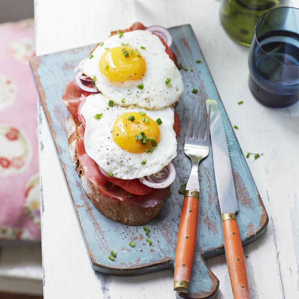65867-spiegelei-brot-mit-tomate-und-speck.jpg?v=2-21