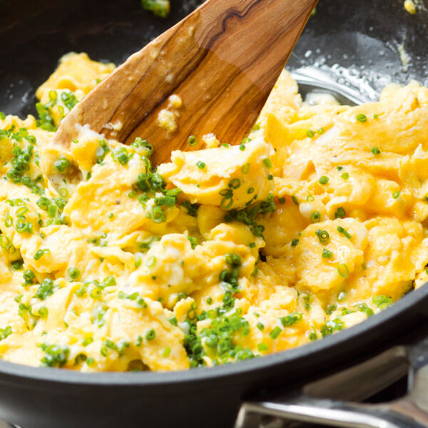 Rührei mit Schnittlauch Rezept | Küchengötter Rührei mit Schnittlauch Rezept | Küchengötter