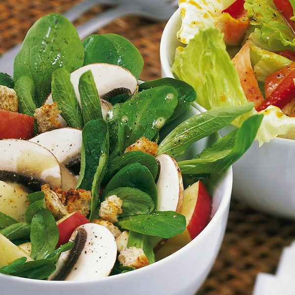 Feldsalat mit Äpfeln und Champignons Rezept | Küchengötter Feldsalat mit Äpfeln und Champignons Rezept | Küchengötter