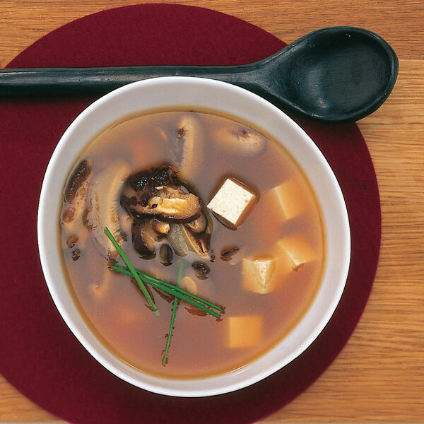 Miso-Suppe mit Pilzen und Tofu